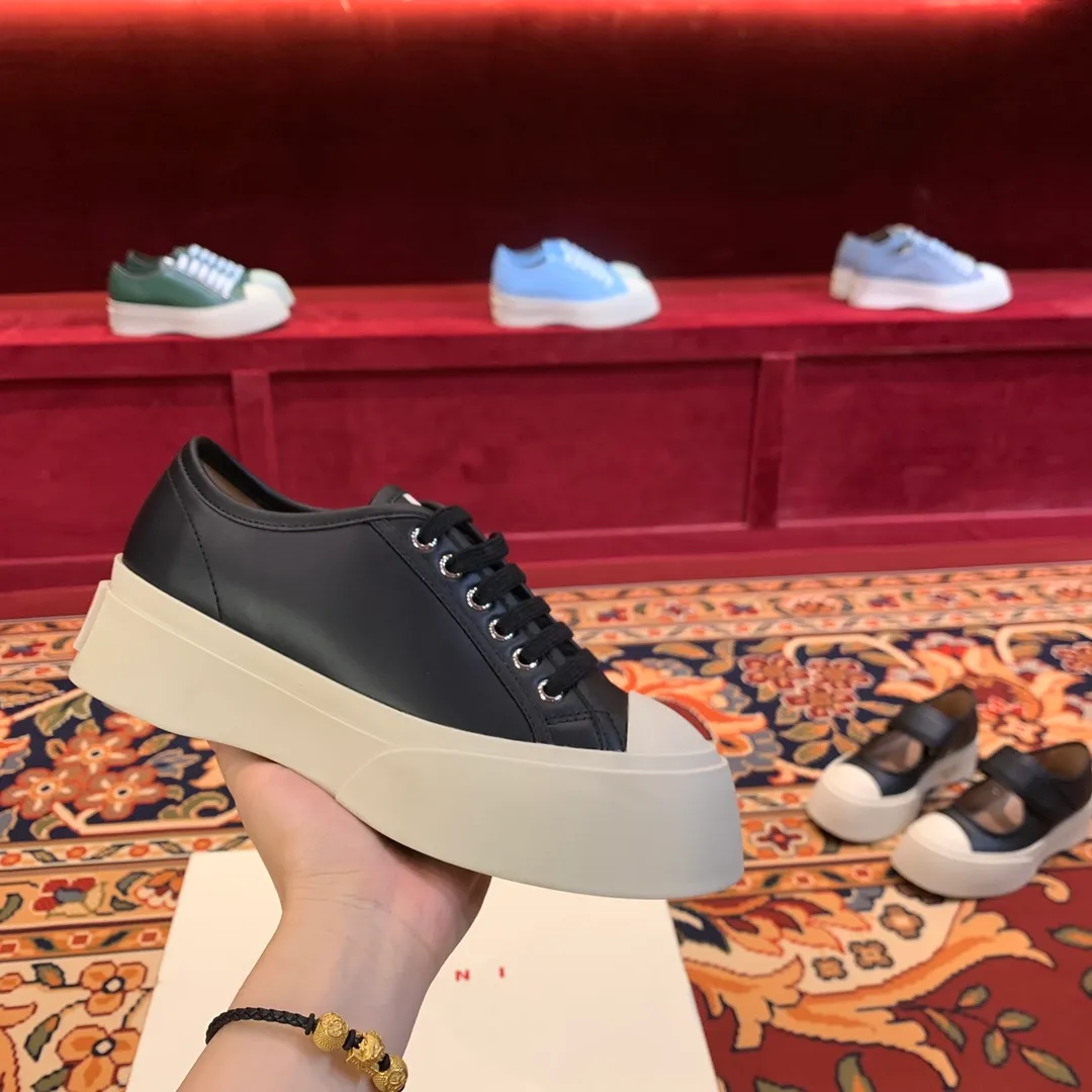 👟👟Ex-factory price 480👟👟 Marni Marni large-toe thick-soled Mary Jane shoes Marni is an independent designer brand from Italy. It has quickly become another big dark horse in the international fashion industry. Zhao Lusi and Song Zuer have the same Velcro large-toe shoes. It took 2 and a half months to purchase 5 pairs of originals, cut them open, open the bottom mold, decide on the materials, and tried again and again, and changed again and again. At present, the material, shape, lines, and outsole are almost the same as the original ones. Even the smell of cowhide is the same, so our shoes never put fragrance in them. The original cowhide smell is unique. 🐂Fabric: imported Bengal cowhide, matte and textured 🐂Inner: semi-matte cowhide, zero color difference 🐂Outsole: Original molded TU👟👟Ex-factory price➕👟👟Ex-factory price U foam 🪄Number of codes: 35 36 37 38 39 40